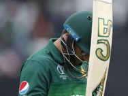 அவரு சதத்தை தூக்கி குப்பையில போடுங்க..!! இளம் வீரரை விளாசிய முன்னாள் வீரர்