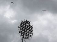 போட்டிக்கு நடுவே வானில் பறந்த விமானம்.. காஷ்மீர் போராளிகள் அத்துமீறல்.. பெரும் பரபரப்பு! #INDvsSL