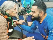 எல்லாம் உங்க ஆசீர்வாதம் தான்.. வெற்றிக்குப் பின் 87 வயது ரசிகையை சந்தித்த கோலி, ரோஹித் சர்மா!