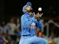 விராட் கோலிக்கு கையில் என்ன ஆச்சு? பிரச்சனை இல்லாமல் இருக்கணுமே.. போட்டியில் பரபரப்பு!