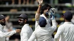 வெஸ்ட் இண்டீசை வாரி சுருட்டிய இஷாந்த், யாதவ்..!! வலுவான நிலையில் இந்தியா..!!