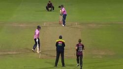 உலகமே திரும்பி பார்த்த அந்த ஒரு கேட்ச்.. என்ன நடக்கிறது? தெரியாமல் அதிர்ந்து போன டி வில்லியர்ஸ்