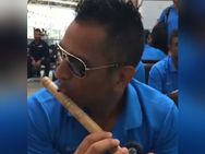 கிரிக்கெட் மட்டையை பிடித்த தோனி செய்த அந்த காரியம்.. இணையத்தில் வைரல் வீடியோ