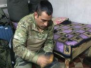 ஒரு சின்ன ரூம்.. அதில தல தோனி...! வேற எந்த கேப்டனையாவது இந்த கோலத்தில் பார்த்திருப்பீங்களா?