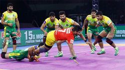 PKL 2019 : முதல் பாதியில் அசத்திய பாட்னா பைரேட்ஸ்.. விடாமல் துரத்தி வெற்றி பெற்ற குஜராத்!