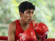 வெள்ளத்தில் மூழ்கிய கிராமம்..! 2.5 கிமீ நீந்தி, போட்டியில் கலந்து கொண்டு பதக்கம் வென்ற இளம் வீரர் 