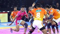 அதிரடி ரெய்டு விட்ட ஜெய்ப்பூர் கேப்டன்.. மண்ணைக் கவ்வி கடைசி இடத்தை பிடித்த புனேரி பல்தான்!