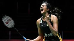 World Badminton 2019: தாயின் பிறந்த நாளில் தங்கம்..! சாதித்த பி.வி. சிந்து..! குவியும் வாழ்த்துகள்