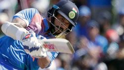 முதல் ஓவரிலேயே வெடித்த சர்ச்சை.. தவான் அவுட் தான்.. ஆனால் அம்பயர் முடிவு தப்பு.. என்ன நடந்தது?