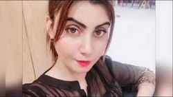 எங் குழந்தைக்கு அப்பாவா இருங்க..!! பிரபல கிரிக்கெட் வீரரிடம் லவ்வை சொன்ன கலக்கல் நடிகை