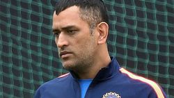 தோனி இன்று ஓய்வை அறிவிக்கப் போகிறார்.. பரபரக்கும் தல ரசிகர்கள்.. பின்னணி என்ன?