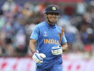 தோனி அவுட் ஆனவுடன் முட்டிக் கொண்டு வந்த கண்ணீர்.. உருக்கமான சம்பவம்.. மனம் திறந்த இளம் வீரர்!