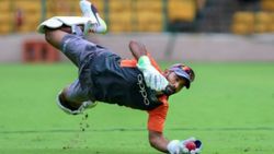 எப்படி அங்கே போகலாம்? போட்டோவால் வெடித்த சர்ச்சை.. பிசிசிஐயிடம் சிக்கிய தினேஷ் கார்த்திக்!