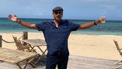 கண்ணில் கூலிங் கிளாஸ்.. கையில் சரக்கு கிளாஸ்..!! உற்சாகத்தில் மிதந்த பிரபல கிரிக்கெட் கோச்..!