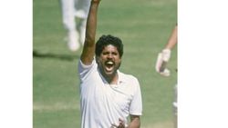 இவருக்கு இப்போ வயசு 25..! ஆனா 39 வருஷ கபில் ரெக்கார்டை உடைச்சு, காலி பண்ணிட்டாரே..!! மிரண்ட ஐசிசி