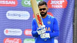 குடையை பிடித்துக் கொண்டு ஸ்டேடியத்தை விட்டு வெளியேறிய கேப்டன் கோலி.. அப்ப மேட்ச் ஊத்திக்கிச்சா?