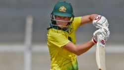 விராட் கோலி, ஆம்லாவை ஓரமா உட்கார சொல்லுங்கப்பா.. பெரிய தலைகளை வீழ்த்திய ஆஸி. வீராங்கனை!