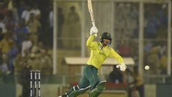 வெ.இண்டீஸில் கெத்து காட்டிய இளம் வீரர்.. இந்தியாவில் ஆப்பு வைத்து அனுப்பிய டி காக்!