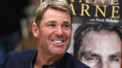 காதலி, 2 பெண்களுடன் ஒரே வீட்டில் கசமுசா..! வசமாக மாட்டிக் கொண்ட சாதனை பவுலர்..!!