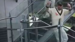 ஏய்…! பிராடு.. !! எல்லோர் முன்னிலையில் அழைத்த ரசிகர்.. மூக்குடைத்த அதிரடி வீரர்.. வைரல் வீடியோ