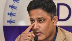 இந்திய அணிக்கு பயிற்சியாளரா இருந்த அனில் கும்ப்ளேவா இது? என்னங்க இப்படி மாறிட்டாரு?