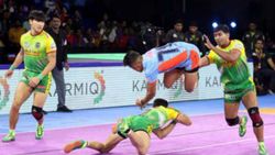 PKL 2019 : தனி ஆளாக வாரிக் குவித்த பர்தீப்.. மிரண்டு தோற்ற பெங்கால் அணி!