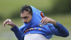 டீம்ல இருந்து பொசுக்குன்னு தூக்கிட்டாங்க.. தோனி மாதிரி ஆடுவேன்.. விடாப்பிடியாக போராடும் தமிழக வீரர்!