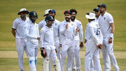 இவர் வேண்டாம்.. அவரை வைச்சுப்போம்.. மூத்த வீரரை கழட்டி விட்ட கோலி.. 30 வயது வீரர் அறிமுகம்!