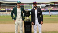 முடியலைடா சாமி! செம பல்பு.. ஆள் கூட்டிட்டு வந்த கேப்டன் டுபிளெசிஸ்.. அடக்க முடியாமல் சிரித்த கோலி!