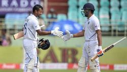 இப்பதான் டீமுக்குள்ள வந்தாரு.. அதுக்குள்ள டபுள் செஞ்சுரியா? ரோஹித் சர்மாவை ஓரங்கட்டிய இளம் வீரர்!