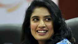 இப்படி ஒரு சாதனையா? இதுவரை யாரும் தொடாத உச்சம்.. கிரிக்கெட் உலகை மலைக்க வைத்த லேடி சச்சின்!