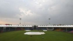 போட்டிக்கு நடுவே பரபரப்பு.. பதறி அடித்து ஓடிய ரசிகர்கள்.. இலங்கை - பாக் போட்டியில் என்ன நடந்தது?