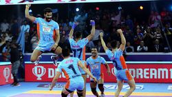 PKL 2019 : கேப்டன் இல்லாமலேயே இறுதிப் போட்டியில் வென்ற பெங்கால் வாரியர்ஸ்.. டெல்லி போராடி தோல்வி!