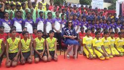 சென்னை வந்த பிவி சிந்து.. பள்ளி நிகழ்ச்சியில் விளையாட்டு வீரர்களுக்கு உதவித் தொகை வழங்கினார்!