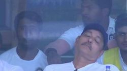 அட மேட்ச்சை விடுங்கப்பா.. ரவி சாஸ்திரி செஞ்ச காரியத்தை பார்த்தீங்களா? வெடித்து சிரித்த ட்விட்டர்!