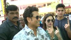 ஜனநாயகக் கடமையை செய்ய மனைவியுடன் வந்த மகேஷ் பூபதி.. குடும்பத்துடன் வந்த சச்சின்!