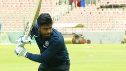 10 சிக்ஸ் அடிச்சாரா? டபுள் செஞ்சுரி வேறயா? இவரைப் பிடிச்சு டீம்ல போடுங்க.. டாட்டா பைபை சின்னத்தம்பி!