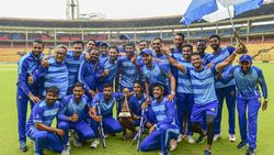 தினேஷ் கார்த்திக், அஸ்வின் இருந்தும் ஒன்னும் பண்ண முடியலை.. தமிழ்நாடை ஊதித் தள்ளிய கர்நாடகா!