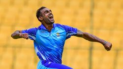 யாருப்பா அது? ஒரே ஓவரில் 5 விக்கெட்.. ஒரே ஆண்டில் 2வது ஹாட்ரிக்.. தெறிக்கவிட்ட இந்திய பவுலர்!