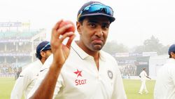 ஹர்பஜன், கும்ப்ளேவை வீழ்த்தி.. முரளிதரனுக்கு இணையான சாதனை.. முதல் இடத்தை பிடித்து மிரட்டிய அஸ்வின்!