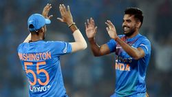 ஹாட்ரிக்.. சிறந்த பந்துவீச்சு.. யாருப்பா இவரு? கிரிக்கெட் உலகை மிரள வைத்த தீபக் சாஹர்!