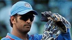 7 ஆண்டுகளாக தீராத பகை.. தோனியின் கேப்டன்சியை படுமோசமாக திட்டி.. அதிர வைத்த முன்னாள் வீரர்!