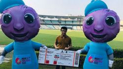 ஏமாத்திபுட்டீங்களே கங்குலி! கடைசி வரை வராத ஹெலிகாப்டர்.. அண்ணாந்து பார்த்து ஏமாந்து போன ரசிகர்கள்!