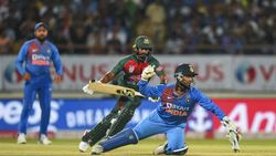 கெட்ட வார்த்தையில் அம்பயரை விளாசிய கேப்டன் ரோஹித்.. மிரண்டு போன கள அம்பயர்.. அதிர வைக்கும் சம்பவம்!