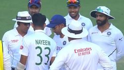 எதிரணியாக இருந்தால் என்ன? ஓடோடி வந்த இந்திய பிசியோதெரபிஸ்ட்.. களத்தில் நடந்த நெகிழ்ச்சி சம்பவம்!