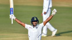 யாருய்யா இவரு? மாசா மாசம் டபுள் செஞ்சுரி அடிக்கிறாரு! பிராட்மேனை ஓரங்கட்டி மிரள வைத்த இந்திய வீரர்!