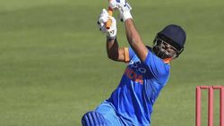 தோனி போல ஆவதற்காக அதிகப்படியான அழுத்தங்களை தலையில் போட்டுக் கொள்கிறார் அந்த இளம் வீரர்!