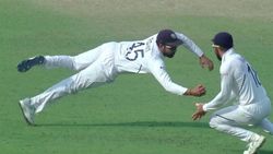 ஸ்லிப்பை நோக்கி வந்த பந்து.. தயாரான கோலி.. குறுக்கே பாய்ந்த ஹிட்மேன்.. வாயை பிளக்க வைத்த அந்த நொடி!