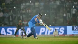 இவருக்கு பெரிய தோனின்னு நினைப்பு! கேப்டனை நம்ப வைத்து ஏமாற்றிய இளம் வீரர்.. ரசிகர்கள் சரமாரி திட்டு!