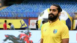 காயமடைந்த வீரருக்கு உதவ முன்வந்த போட்டி அணிகள்.. நெகிழ்ந்து போன கேரளா பிளாஸ்டர்ஸ் வீரர்!